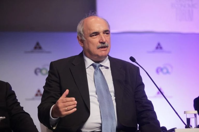 Στην αναδοχή παιδιών από ομόφυλα ζευγάρια συμφώνησε ο Ουρσουζίδης – «Κοντράρει» ο Μπόλαρης